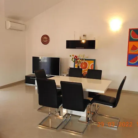 Apartment Expansive Ciovo With Sea-views, Balcony And Outdoor Dining *