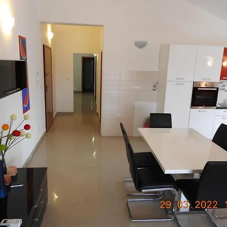 Expansive Ciovo With Sea-views, Balcony And Outdoor Dining Apartment *